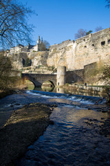 Fototapeta premium La ville basse ou quartier du Grund à Luxembourg, traversée par la Pétrusse, au pied des casemates