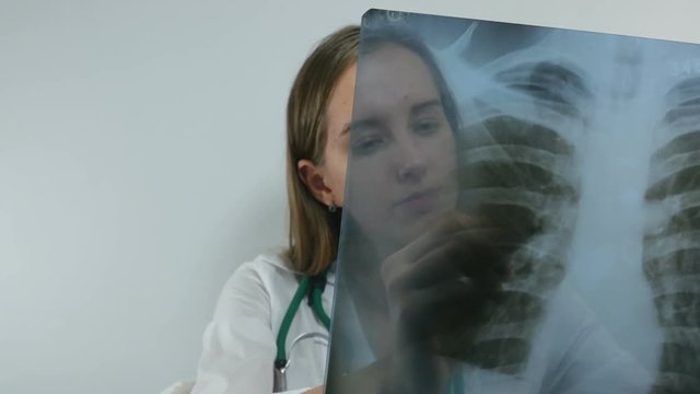 doctor examining the X-ray of the lungs
