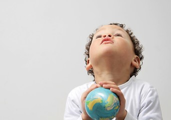 Naklejka premium boy holding globe on earth day