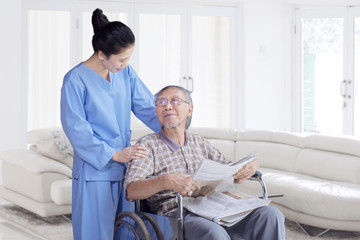 Obraz premium Elderly man talking with nurse at home
