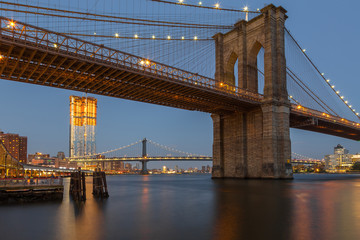Fototapeta premium Zachód słońca widok na Manhattan Bridge i Brooklyn Bridge, Nowy Jork