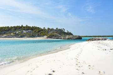 Fototapeta na wymiar Beautiful beach in the Bahamas with blue water, white sand and blue sky