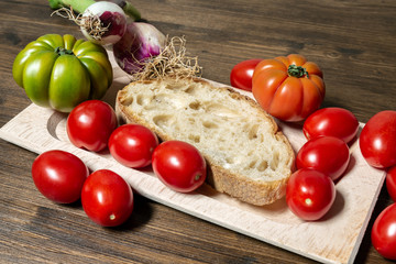 A classic and healthy combination, bread, tomato and onion of Tropea (Italy) have a fundamental part in the Mediterranean diet.