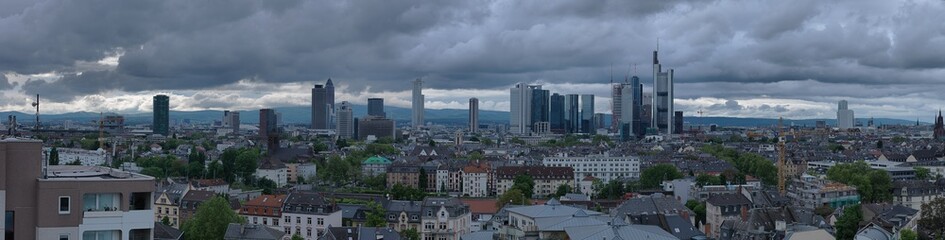 Skyline Frankfurt Südansicht bei Bewölkung Panorama