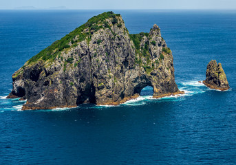 Naklejka premium Motu Kōkako, also known as Piercy Island or The Hole In The Rock.