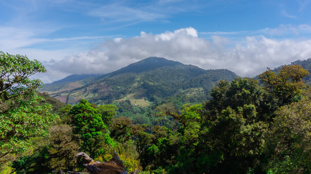 Volc&aacute;n extinto con gran vegetaci&oacute;n 