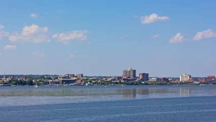 Papier Peint photo autocollant Ville sur leau Une vue sur la vieille ville d& 39 Alexandrie depuis la rivière Potomac en Virginie, USA. Pier et bâtiments historiques avec des reflets dans les eaux de la rivière par une matinée ensoleillée.
