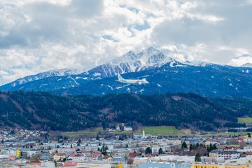 Flugzeug über Innsbruck