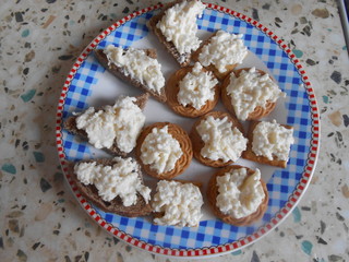 печенье голубой тарелке.