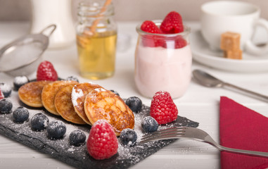 mini pancakes with fruit and honey