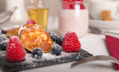 mini pancakes with fruit and honey