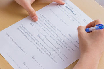 数学のテキストを解く少年