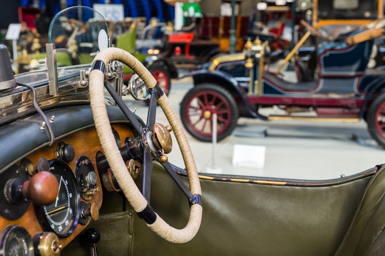 Fototapeta Vintage car - technology background