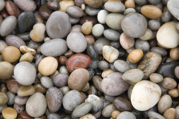Bunte Kiesel am Strand, Irland