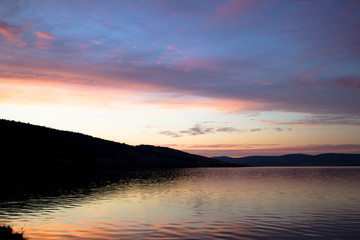Naklejka premium Colorful sunset over the sea surface.