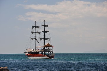Das türkisblaue Mittelmeer in der Türkei, bei Antalya mit Segelschiff: Ein Segler auf dem Wasser...