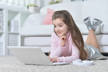 Obraz premium beautiful teen girl using laptop