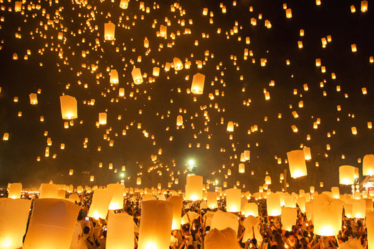 People releasing paper Yee-Peng flying lantern in Kra thong festival, Chiang Mai, Thailand.
