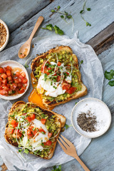 Toast ou Tartine de Pain Grillé àl'Avocat, Oeuf Poche, Salade de Tomate et Graine Germée 