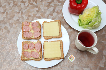 Śniadanie z tostów, sałaty, papryki i herbaty owocowej. - obrazy, fototapety, plakaty