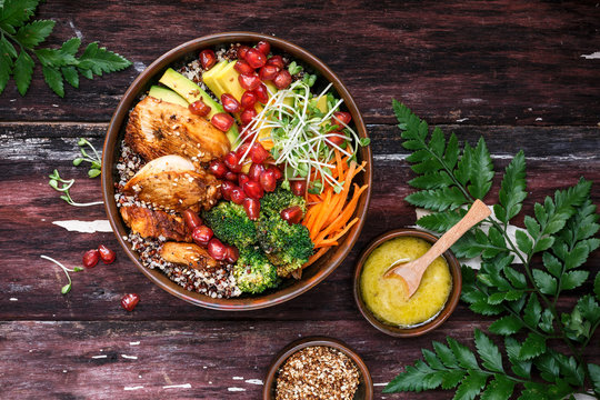 Bouddha Bol Au Quinoa, Poulet, Avocat, Carotte, Brocoli pour l'&eacute;t&eacute;.