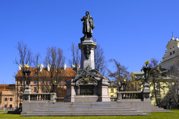 Obraz premium Warsaw, Poland - Historic quarter of Warsaw old town - witer and poet Adam Mickiewicz monument at Krakowskie Przedmiescie street