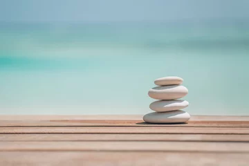  Zen stenen op ontspannende strand achtergrond. Rust en motiverend achtergrondontwerp © icemanphotos