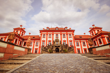 Das Schloss Troja (tschechisch Zámek Troja oder Trojský zámek) liegt in Prag in Tschechien, im...