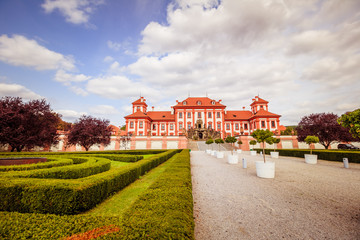 Obraz premium Das Schloss Troja (tschechisch Zámek Troja oder Trojský zámek) liegt in Prag in Tschechien, im nördlichen Stadtteil Troja.