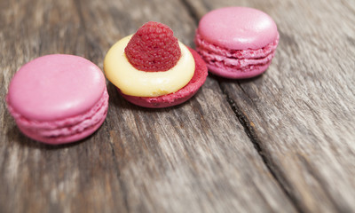 gâteaux pâtisserie macarons sur fond de bois