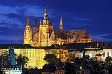 Fototapeta na wymiar Prague castle in the evening after sunset with the included decorative lighting.