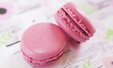 macaron rose et son emballage papier