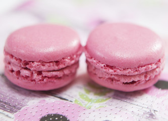 deux macarons rose au fruits rouge