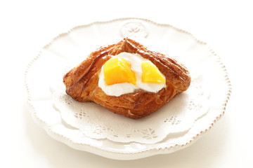 Homemade yogurt and mango on pastry 