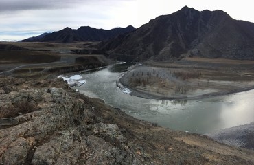 вид на реку Катунь с высоты. Алтай