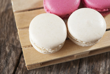 macaron a la vanille sur palette en bois