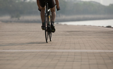 Obraz premium Male cyclist riding bike on seaside