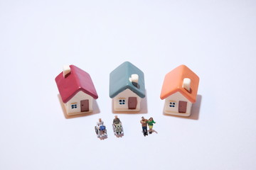 住宅購入を悩む家族  Family looking at their dream house