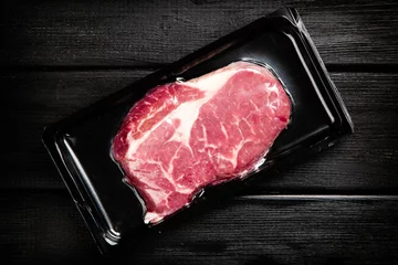 Tableaux sur verre Steakhouse Raw steak in an airtight packaging