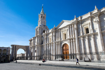 Fototapeta premium AREQUIPA PERU NOVEMBER 9: Main square of Arequipa with church on november 9 2015 in Arequipa Peru. Arequipa's Plaza de Armas is one of the most beautiful in Peru.