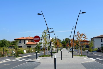 Immeuble récent en lotissement avec lampadaires