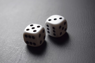 Par de dados sobre fondo negro.