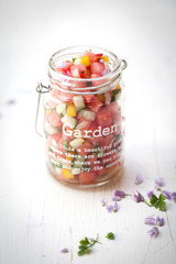 Bunter pikanter Wassermelonensalat auf weißem Holz Hintergrund