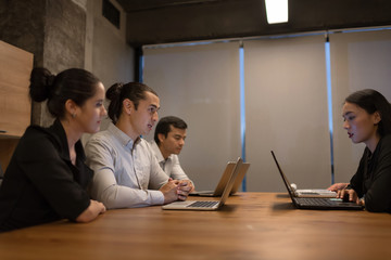 Photo young businessman crew working till evening down light with new startup project.Analysis...