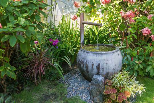 Gartengestaltung. Sch&ouml;ne Gartenbrunnen in einem Paradiesgarten.