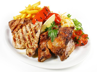 Grillteller mit Pommes Frites und Gemüse