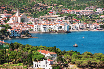 Naklejka premium Hiszpania. Katalonia. Cadaques na wybrzeżu Costa Brava. Słynne turystyczne miasto Hiszpanii. Ładny widok na morze. Krajobraz miasta.