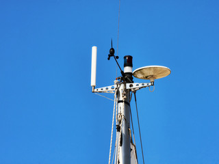 Naklejka premium Nautical accessories for communications and navigation positioned on the sailboat mast top