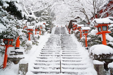 Naklejka premium Scena śniegu w świątyni Kurama w Kioto