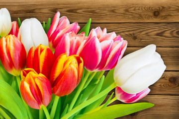 Obraz na płótnie Canvas Tulips and wooden background